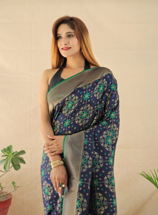 Navy blue color patola silk saree with zari weaving work - Image 2