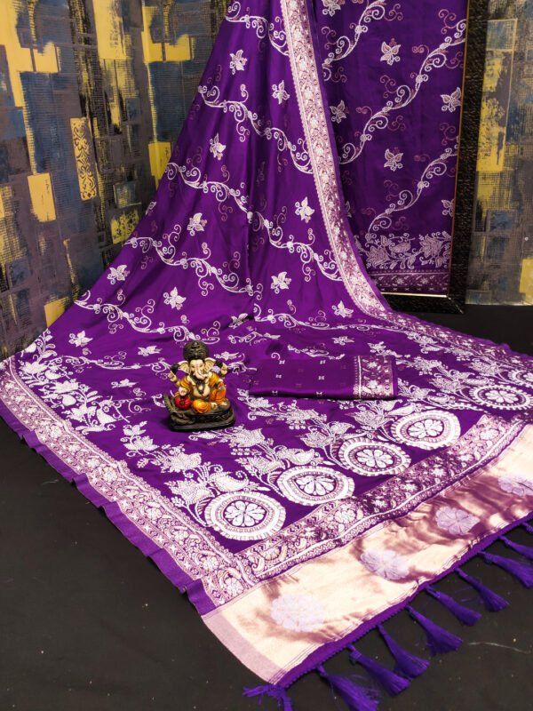 Magenta flowy dola silk saree with lehriya woven design border & lagdi patta pallu