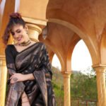 Black color kanjivaram silk saree with zari weaving work - Image 5