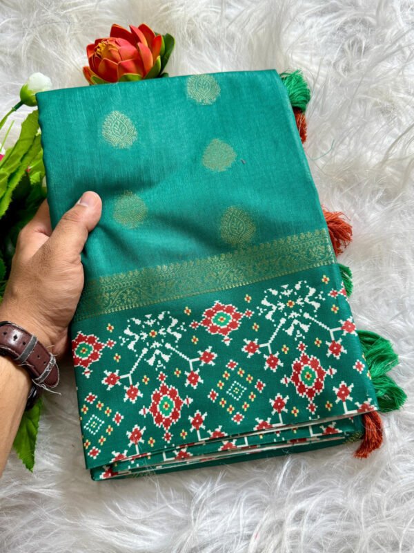 Off white handloom katan silk saree with ikkat printed border - Image 10